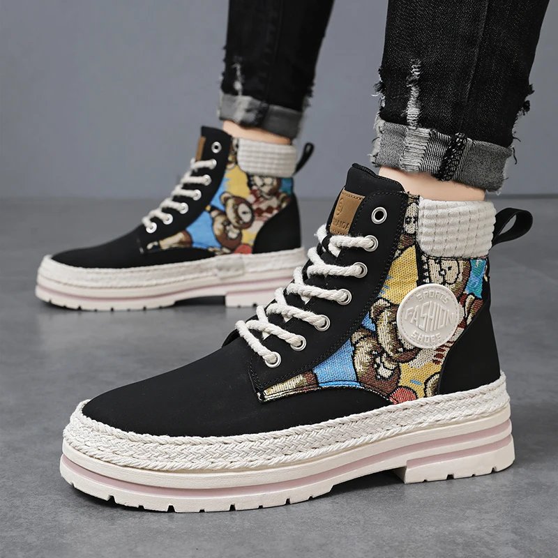 Men's sturdy work boots with lacing system, comfortable and breathable
