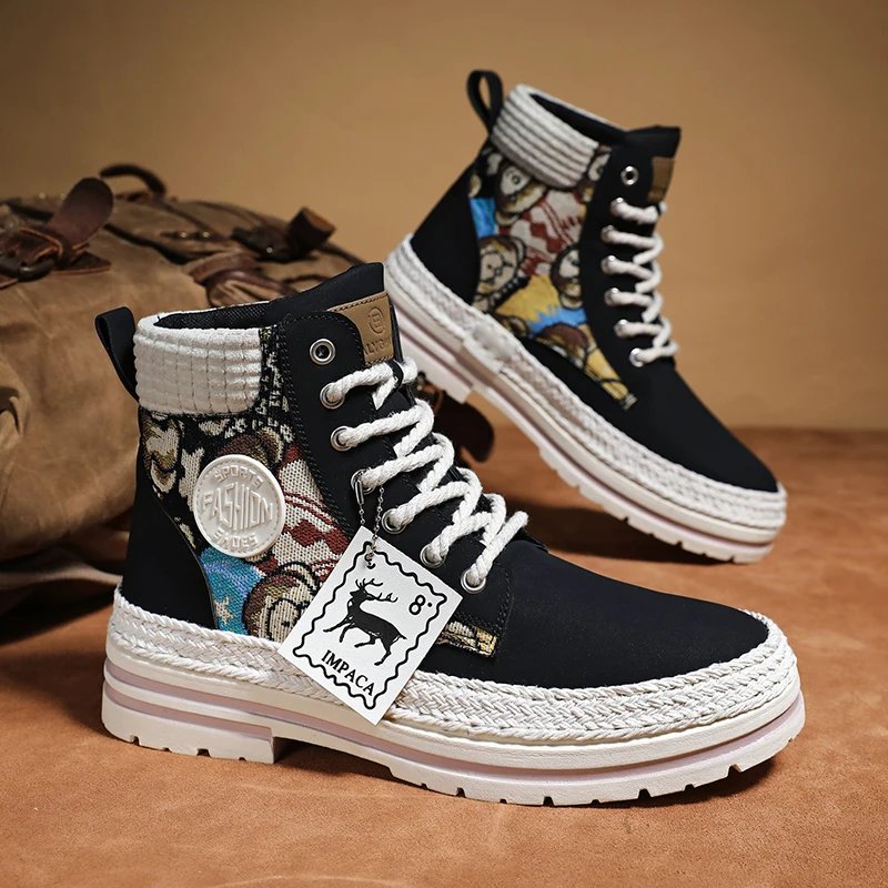 Men's sturdy work boots with lacing system, comfortable and breathable