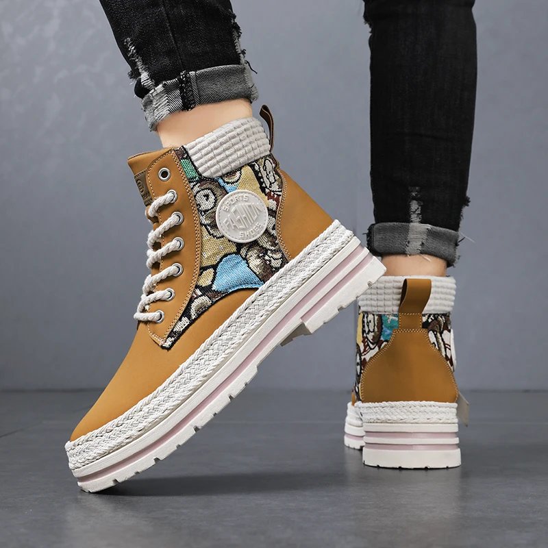 Men's sturdy work boots with lacing system, comfortable and breathable
