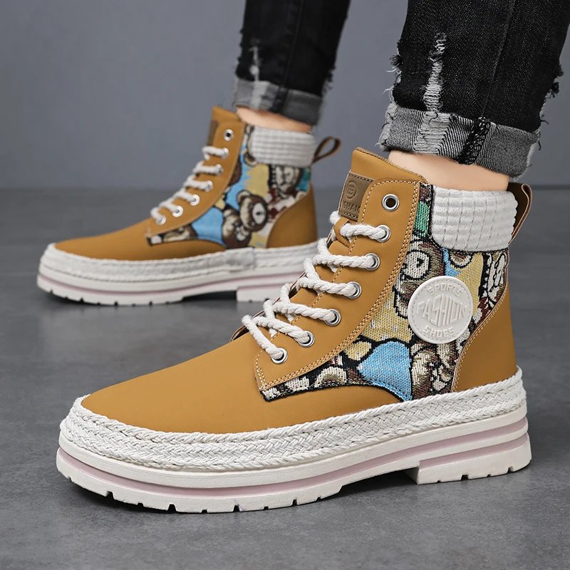 Men's sturdy work boots with lacing system, comfortable and breathable